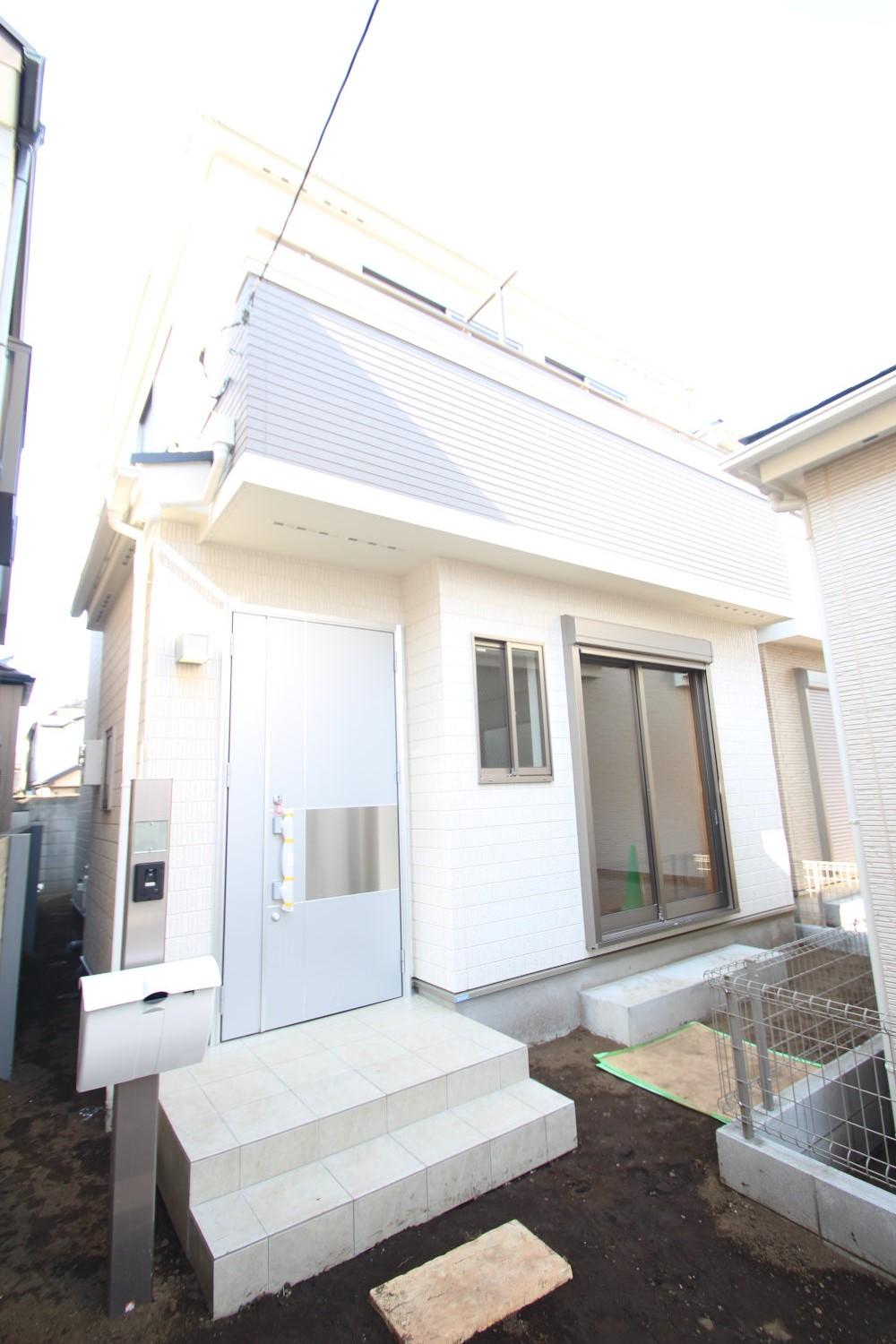 Local appearance photo. New construction sale of Nakano-ku, Maruyama 1-chome. , Seibu Shinjuku Line is "Nogata" newly built subdivision of the three compartments of the station walk 9 minutes. Spacious front road is not plugged into the light in the spacious living room of the south-facing. 
