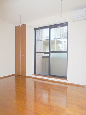 Living and room. Is 2 Kaihigashi-facing room