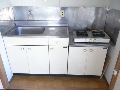 Kitchen. Two-burner gas stove can be installed