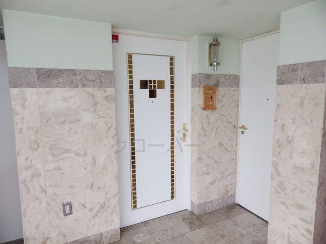 Other common areas. Sharing unit Entrance