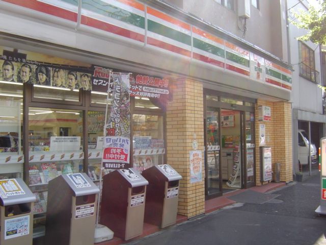 Convenience store. 150m to Seven-Eleven (convenience store)