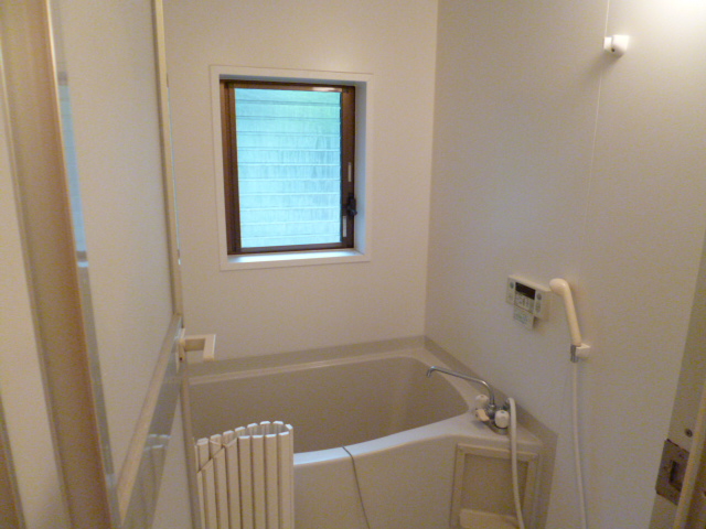 Bath. With windows that can at any time ventilation