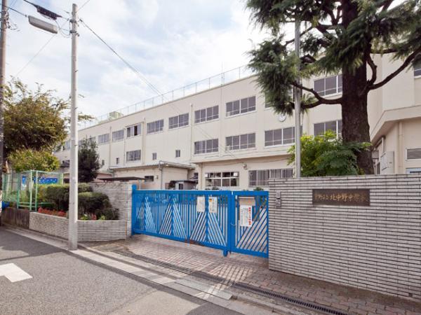 Junior high school. 370m until Nakano Ward Kitanakano Junior High School 2011 / 11 / 08 shooting