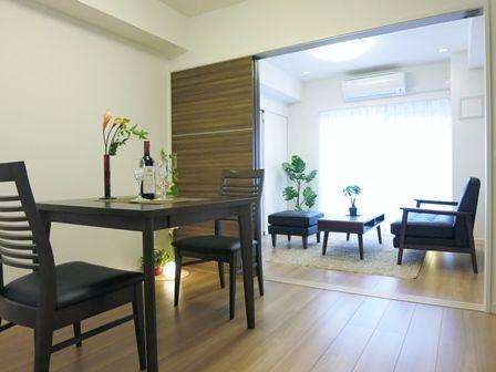 Living. ~ December 20, the interior has been completed ~ Please have a look once a reborn room.  ◆ It is with furniture ◆ 8 floor facing south in positive per ・ View is good ◆ Management system is also good at managing people live - ◆