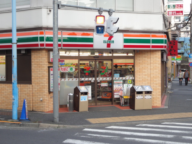 Convenience store. Seven-Eleven Shinjuku Ochiai Station store up (convenience store) 178m