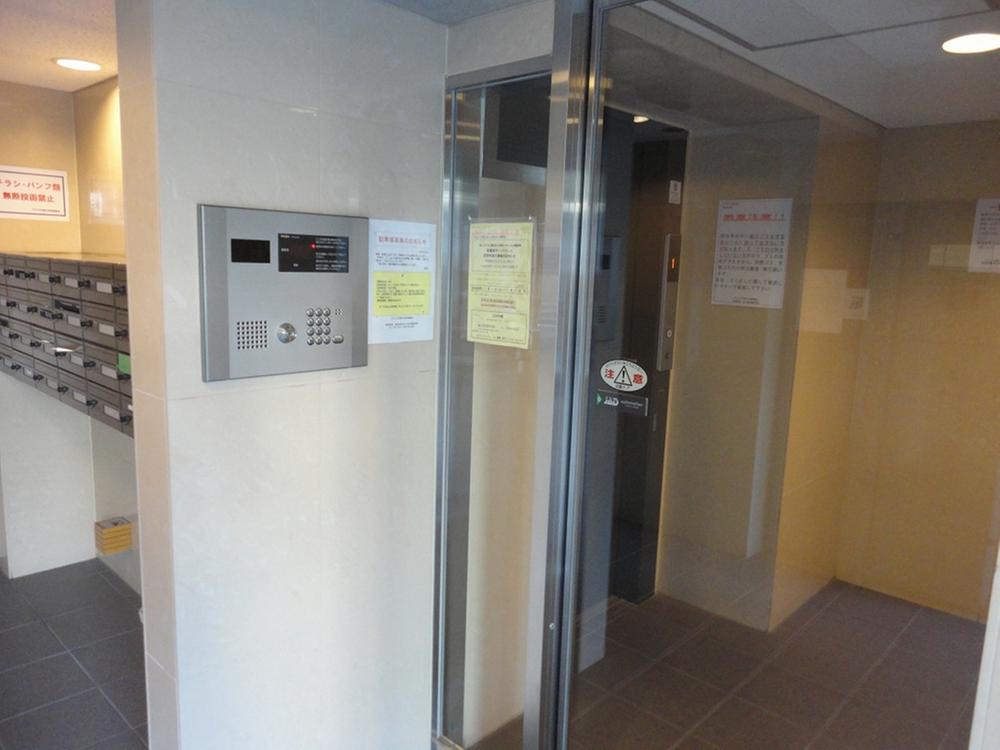 Entrance. Common areas