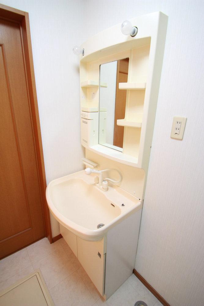 Wash basin, toilet. Shampoo is a vanity with a dresser