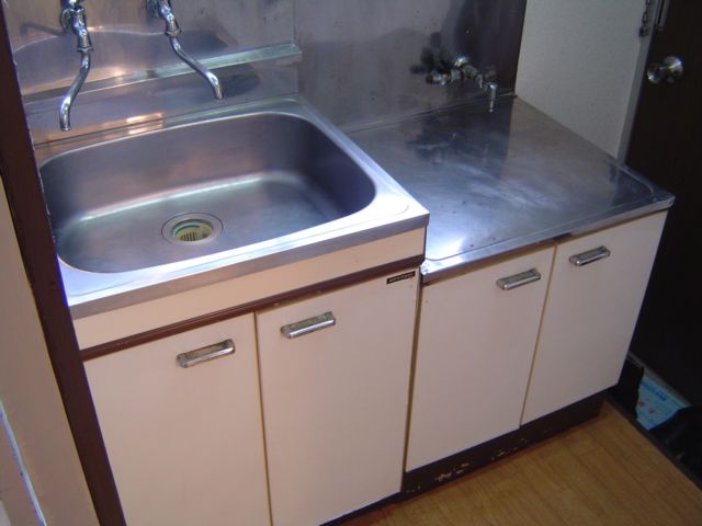 Kitchen. Two-burner gas can be installed