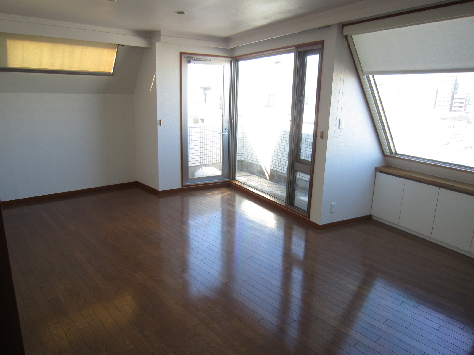 Other room space. 12 Pledge of the main bedroom Sky tree views from the room.