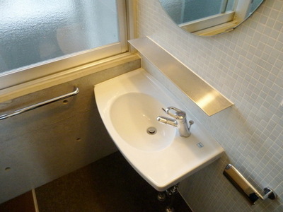 Washroom. Independent wash basin