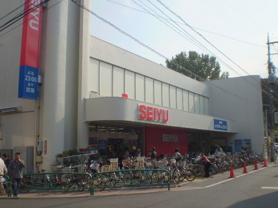 Supermarket. Seiyu to (super) 673m