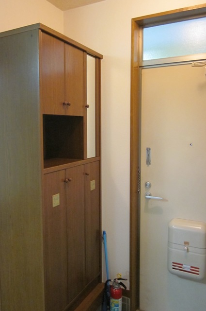 Entrance. Large-capacity front door storage ・ Cupboard ・ Entrance