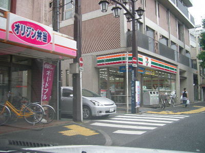 Convenience store. 150m to Seven-Eleven (convenience store)