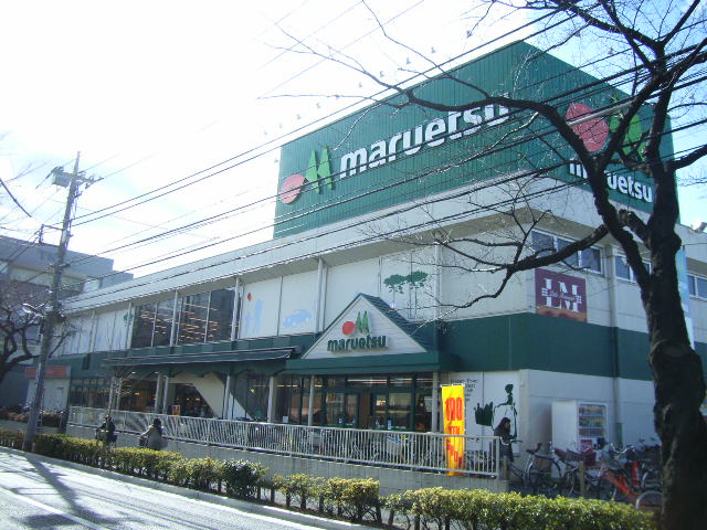 Supermarket. 400m until Maruetsu (super)