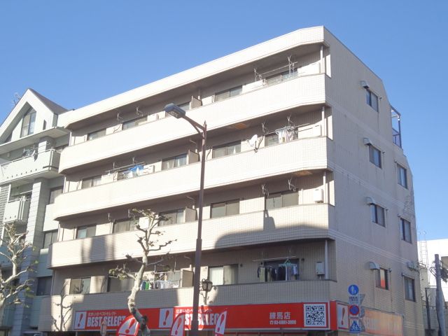 Building appearance. Nerima Station near the family type of apartment. Entrance beautiful. 