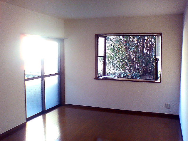 Other room space. Western-style rooms with a bay window is day is good. 