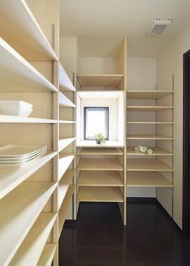 Receipt. Installation about 3 tatami a convenient pantry in the kitchen back