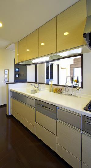 Such as mounting a dishwasher, Functionality is also high kitchen. In addition to hanging cupboard and slide storage, Also provided food warehouse space