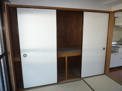 Receipt. Japanese-style room 6 Pledge of closet (reference photograph of another in Room)