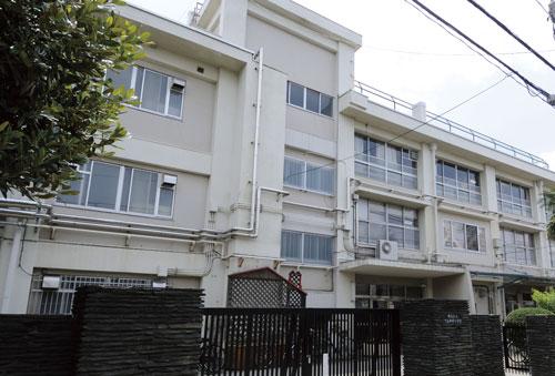 Primary school. Ward Shimoshakujii until elementary school 200m