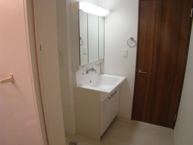 Wash basin, toilet. Indoor (12 May 2013) Shooting