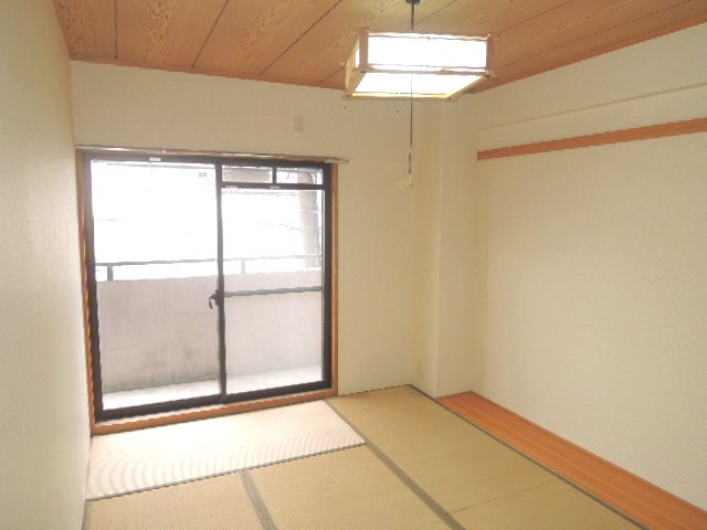 Other room space. 6 Pledge Japanese-style room with plates