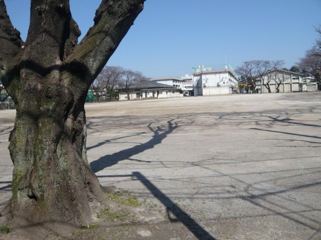 Junior high school. Municipal Oizumi second junior high school (junior high school) up to 1700m