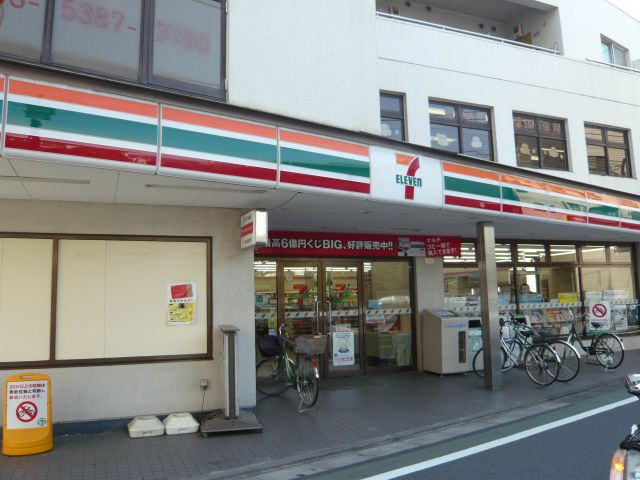 Convenience store. 500m to Seven-Eleven (convenience store)