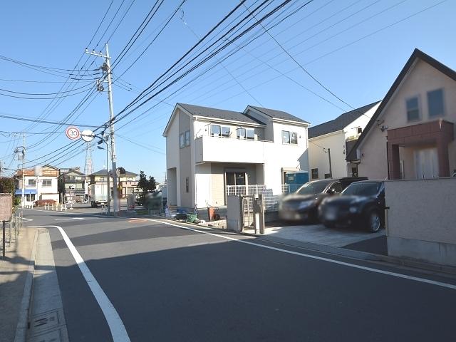 Local photos, including front road. Nerima Minamiōizumi 5-chome, contact road situation 2013 / 12 / 6 shooting