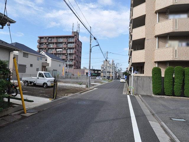Local photos, including front road. Shimoshakujii 4-chome Contact road situation