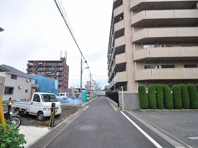 Local photos, including front road. Shimoshakujii 4-chome Contact road situation