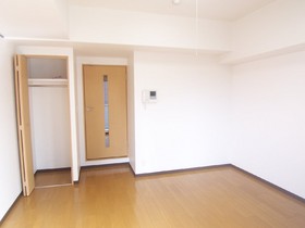 Living and room.  [Separate reference photograph] Western-style flooring