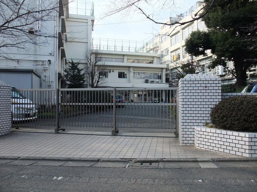 Junior high school. Municipal Toyotama until the second junior high school 570m