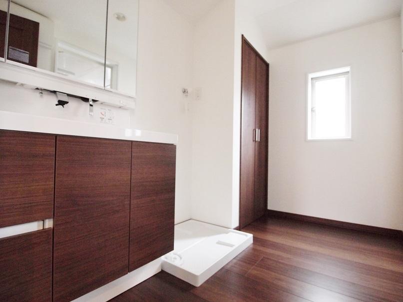 Wash basin, toilet. - Wash room reserved storage space, such as linen on the back - [C Building]