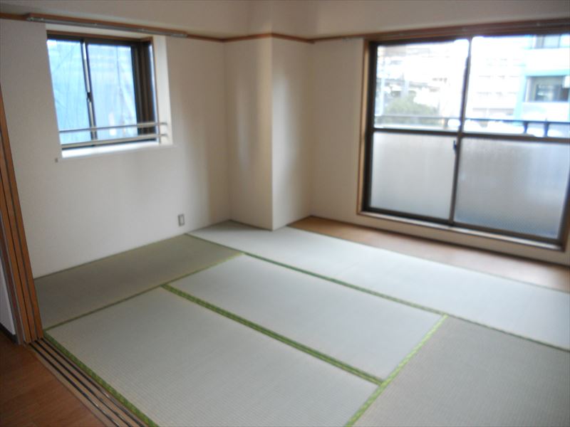 Other room space. Japanese-style room of the Southeast Corner Room 2 side balcony! 