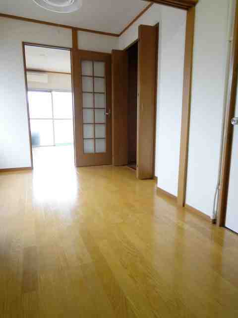 Living and room. Flooring shiny. There are spacious 8 tatami. 