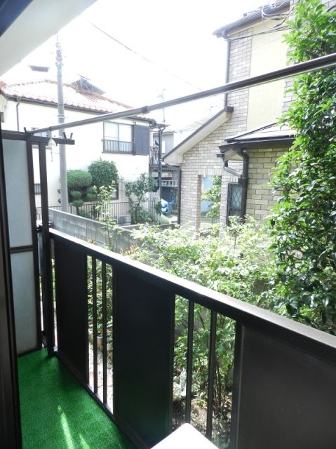 Balcony. Day good There are washing machine Storage