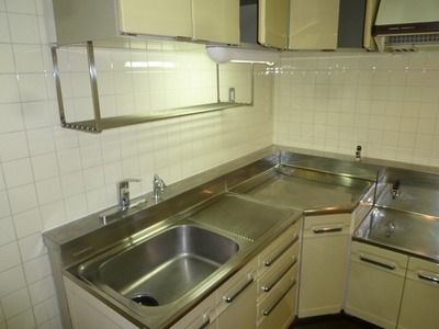 Kitchen. L-shaped kitchen (Install gas 2 burners)