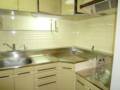 Kitchen. L-shaped kitchen (Install gas 2 burners)