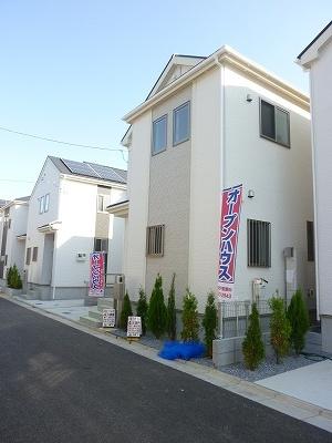 Local photos, including front road. Local (10 May 2013) Shooting