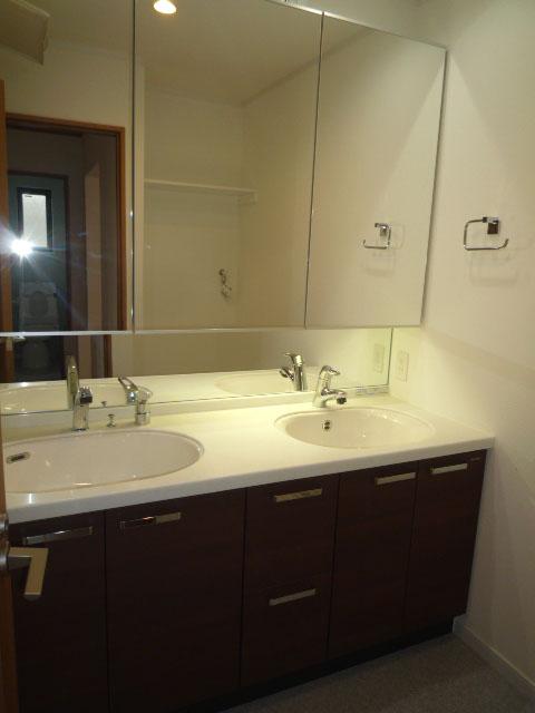 Wash basin, toilet. 2 bowl counter ・ Vanity room of three-sided mirror housing (September 2013) Shooting