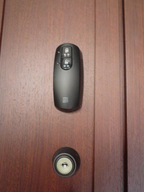 Security equipment. It has adopted a pocket key system to the front door. If wearing a portable key, You can lock and unlock only with the button touch without removing the key.