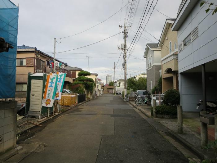 Local photos, including front road. Local (10 May 2013) Shooting Front ・ Minami is 6m road. South 6m road in a quiet residential area is very rare. 