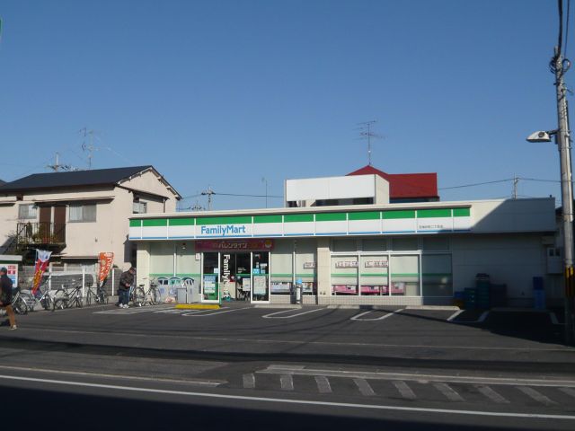 Convenience store. 50m to Family Mart (convenience store)