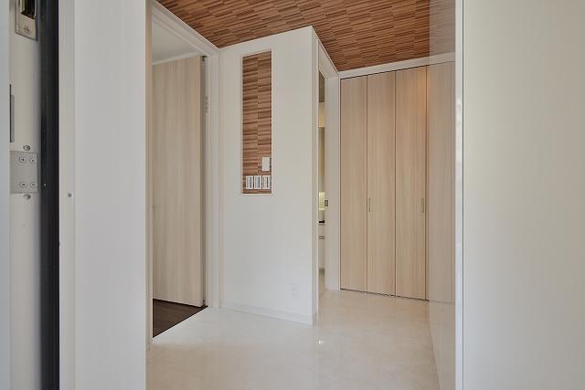 Entrance. Indoor (September 2013) Shooting