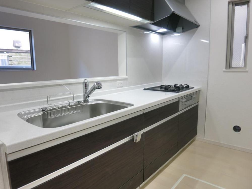 Kitchen. 4 Building a user-friendly kitchen 3-burner stove installed!