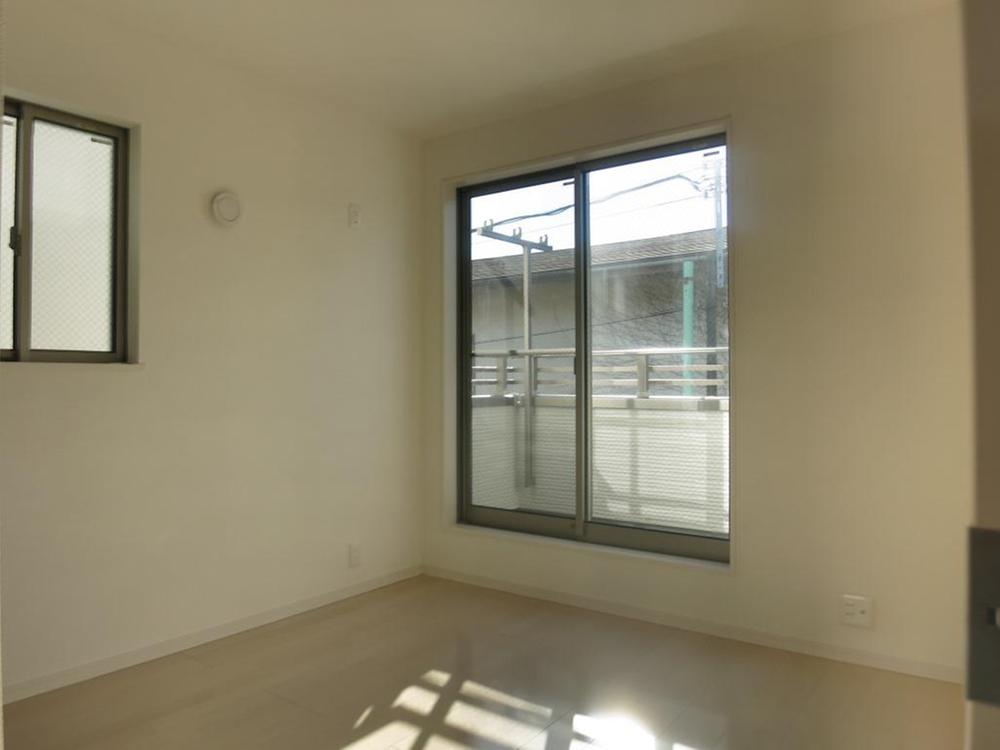 Non-living room. 4 Building is a bright living for the south side road!