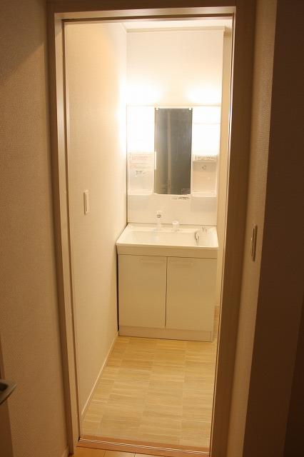 Wash basin, toilet. Indoor (11 May 2013) Shooting