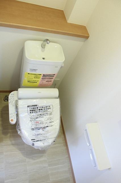 Toilet. Indoor (11 May 2013) Shooting Second floor toilet