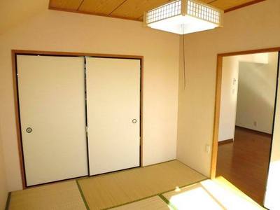 Living and room. Bright Japanese-style room in the balcony surface (with closet)